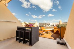 Tiffanys Heliopolis Renovated Apartment with Terrace - Naturist Village