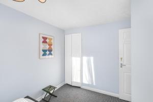 Annika - Central 3 bedroom house, 2 free parking driveway, Sleeps 1- 7 Comfortably, Cot provided, with Garden