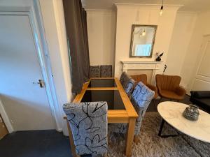 3 Bedroom House - Doncaster Serviced Accommodation - House-Close To Centre -A1 & M18 - Contractors - Business Travellers - Families