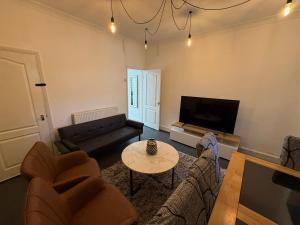 3 Bedroom House - Doncaster Serviced Accommodation - House-Close To Centre -A1 & M18 - Contractors - Business Travellers - Families