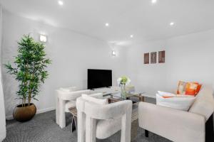 Annika - Central 3 bedroom house, 2 free parking driveway, Sleeps 1- 7 Comfortably, Cot provided, with Garden