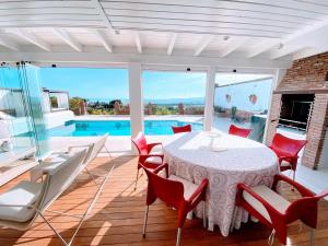 House with sea views and swimming pool