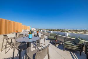 Salmar Court Holiday Apartments with Pool by Buena Vista