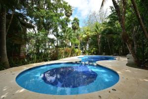 Spacious and luxurious villa with 4 bedrooms, swimming pool, tennis court, and beach within walking distance