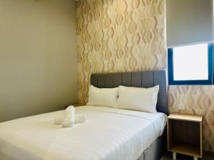 New LuxurySuite Rooftop Pool Stunning View airport 9pax