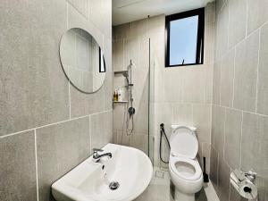 New LuxurySuite Rooftop Pool Stunning View airport 9pax