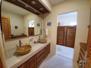 CHARLYS PARADISE, adult house, 3 rooms, sea view