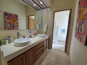 CHARLYS PARADISE, adult house, 3 rooms, sea view