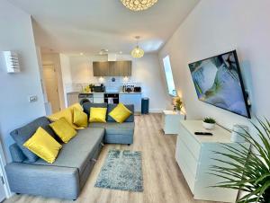 Modern Flat Minutes Walk From Restaurants - Bars - Clubs - Beach