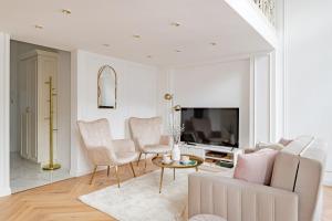 Modern Chic & Classic Elegance in Central Budapest