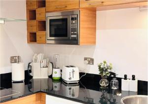 Leeds Dock Balcony & River View 2 Bed Apartment