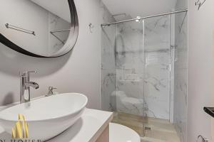 Aria Living 201 -Design and Location Shine