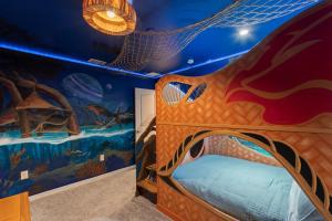 10 BR Home, Themed Rooms, Private Pool, in New Windsor Cay Resort