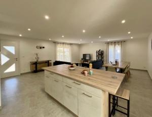 Chez Nous, Chez Vous !