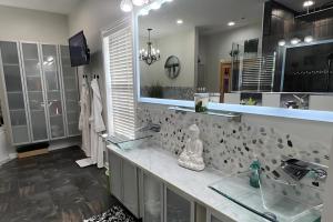 Luxe 4 Bed ATL Retreat - Pool Fire Sauna Theater