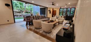 Spacious and luxurious villa with 4 bedrooms, swimming pool, tennis court, and beach within walking distance