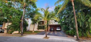 Spacious and luxurious villa with 4 bedrooms, swimming pool, tennis court, and beach within walking distance