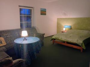 Dom przy lesie i jeziorze