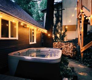 Little Wolf Lodge Modern Cabin at Lake Gregory