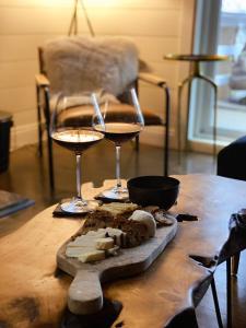 Little Wolf Lodge Modern Cabin at Lake Gregory