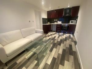 Spacious 1-Bed Apartment - Sleeps 2 & Parking