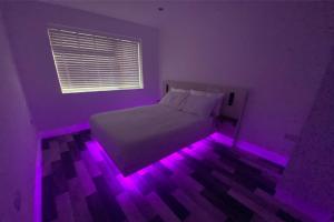 Spacious 1-Bed Apartment - Sleeps 2 & Parking