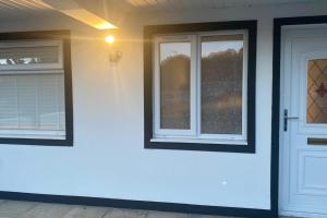 Spacious 1-Bed Apartment - Sleeps 2 & Parking