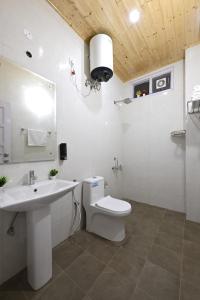 DUSK VIBES near mall roade kasauli Entire 1-bedroom with private balcony with delicious food