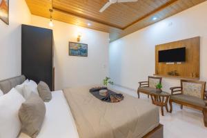 DUSK VIBES near mall roade kasauli Entire 1-bedroom with private balcony with delicious food