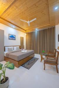 DUSK VIBES near mall roade kasauli Entire 1-bedroom with private balcony with delicious food