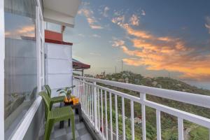 DUSK VIBES near mall roade kasauli Entire 1-bedroom with private balcony with delicious food