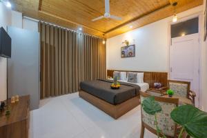 DUSK VIBES near mall roade kasauli Entire 1-bedroom with private balcony with delicious food