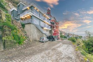 DUSK VIBES near mall roade kasauli Entire 1-bedroom with private balcony with delicious food