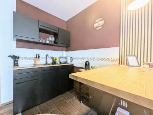Gemütliches Apartment - hochwertiges Boxspringbett, privater Parkplatz, Terrasse, komplette Küche, WLAN, 40 Zoll HD TV