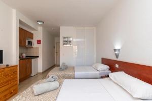 Lovely Studio Apartment Communal Heated Pool