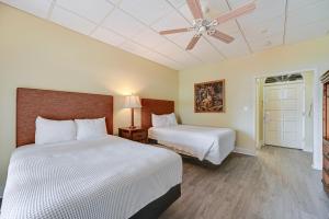 Cozy Condo with Heated Pool Naples Resort Retreat!