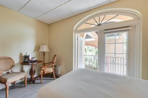 Cozy Condo with Heated Pool Naples Resort Retreat!