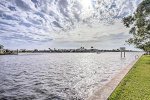 Marina, Heated Pool and Game Room Naples Condo!