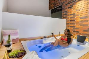 Casa Solei 12-9 - Stylish Apt with Jacuzzi & AC