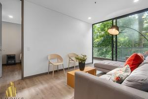 Class Suites 202 - Colorful with Pool and gym