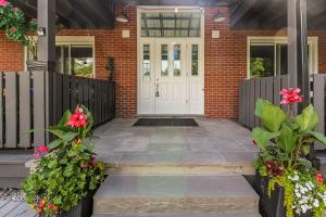Spacious Second Floor Garden View Apartment