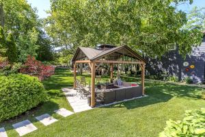 Spacious Second Floor Garden View Apartment