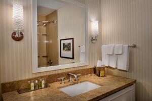 Queen Room with Sofa Bed - Non-Smoking room in DoubleTree by Hilton Collinsville/St.Louis