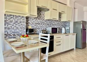 Violet Sea View Apartment