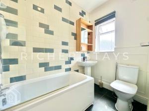 Spacious 2BR Flat in Harold Wood