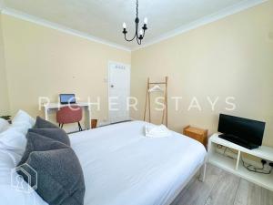 Spacious 2BR Flat in Harold Wood