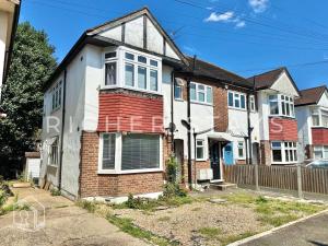 Spacious 2BR Flat in Harold Wood
