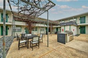 2Bed Apartment in Downtown Austin - Close to UT, ACL, 6th, Lake & More