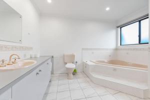 Inverloch Dual Retreat with Spa Bath 400m to Beach