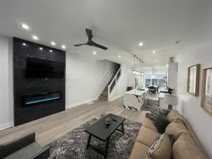 Modern 4 Bedroom 5 Bath Townhome Downtown Indpls 2228